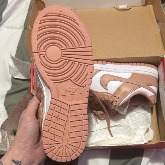 BNIB • WMNS NIKE DUNK SNEAKERS • SZ 7 - Picture 2 of 9